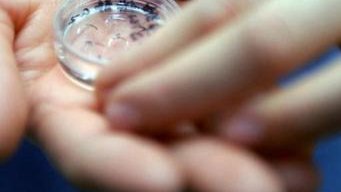 产后42天做b超显示子宫内膜回声不均匀怎么回事？